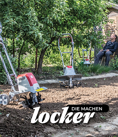 Mann lehnt entspannt an der Gartenhütte im Vordergrund viele Bodenhacken
